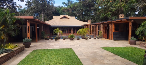 Trädgård med blommor vid hus